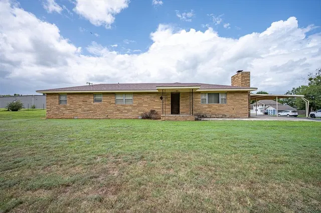 Front exterior — 202 E Park Street, McLoud, OK 74851