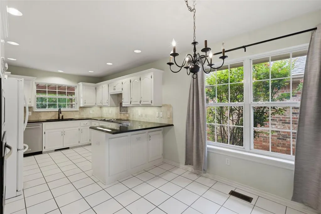 Photo 10 — 4737 Hemlock Circle, Oklahoma City, OK 73162
