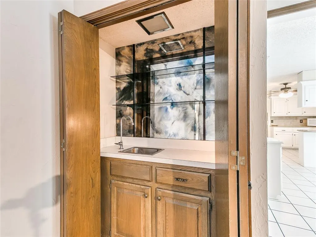 Photo 12 — 106 N Trail Ridge Road, Edmond, OK 73012