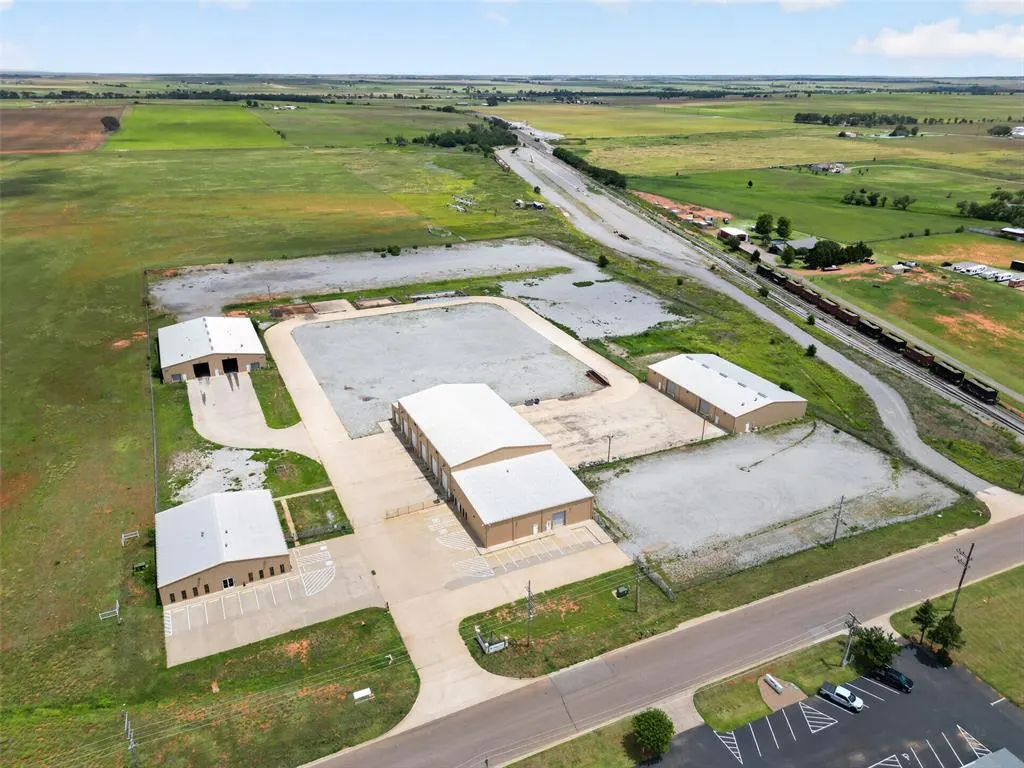 Photo 2 — 906 S Eastern Avenue, Elk City, OK 76344