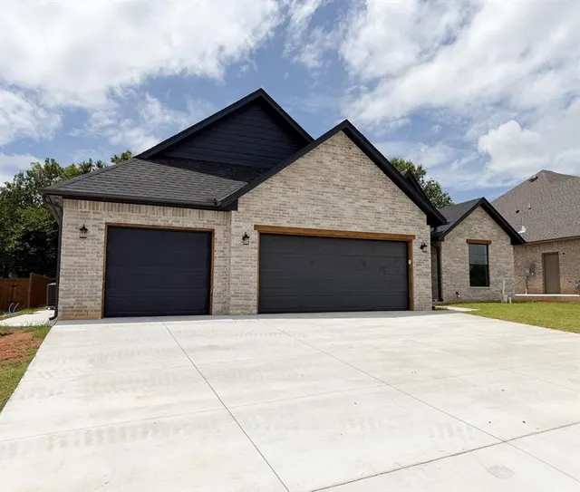 Photo 2 — 10036 Primrose Lane, Midwest City, OK 73130