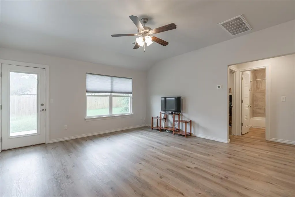 Photo 6 — 940 NE 30th Street, Oklahoma City, OK 73105