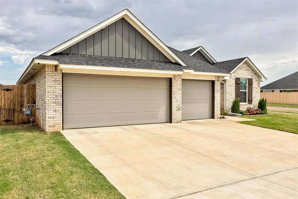Photo 2 — 7316 Elaine Street, Yukon, OK 73099