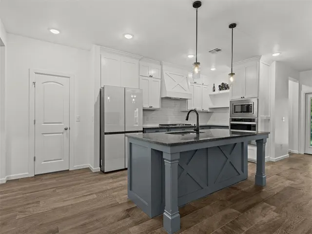 Photo 8 — 2429 Creekview Drive, Moore, OK 73160