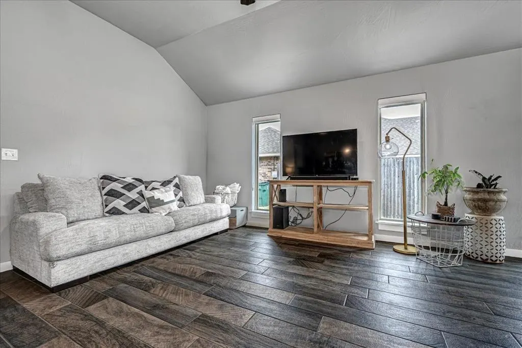Photo 5 — 10300 Glover River Drive, Yukon, OK 73099