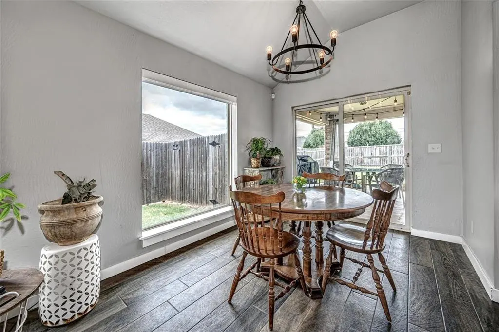 Photo 6 — 10300 Glover River Drive, Yukon, OK 73099
