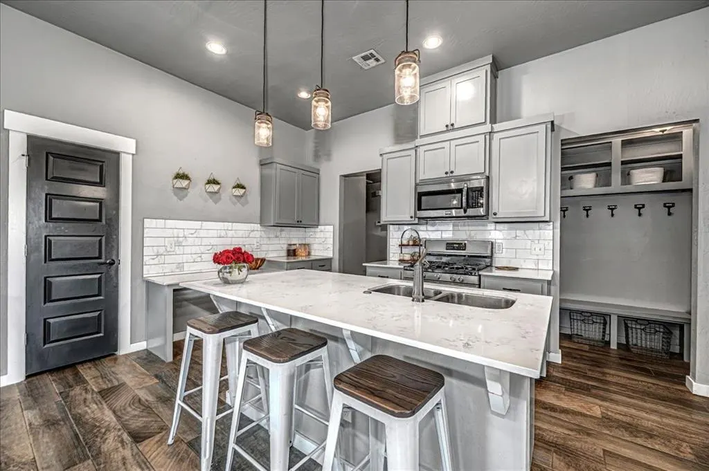 Photo 8 — 10300 Glover River Drive, Yukon, OK 73099