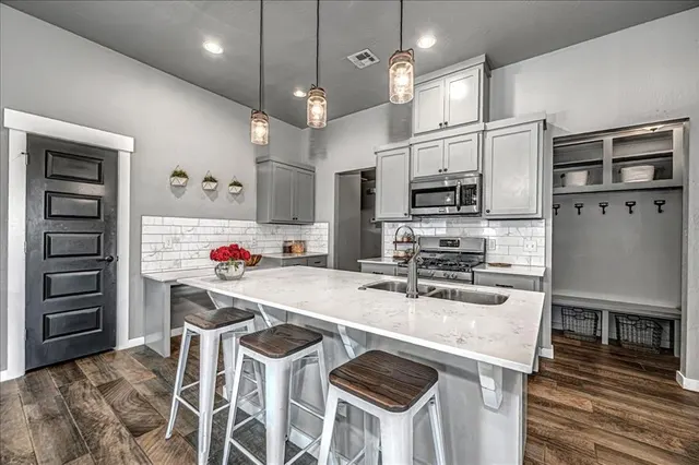 Photo 8 — 10300 Glover River Drive, Yukon, OK 73099