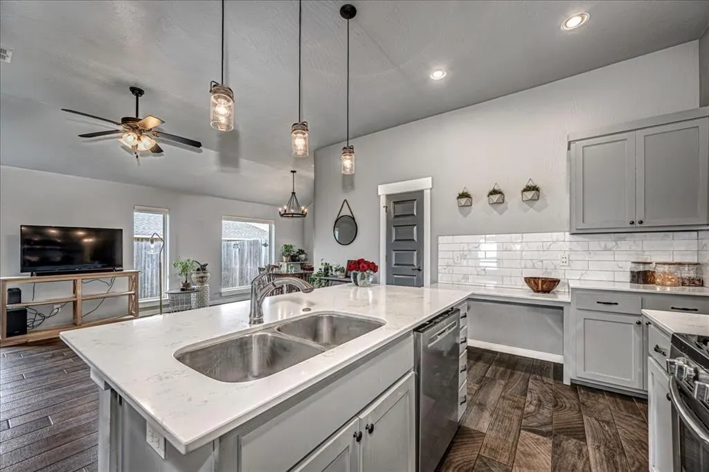 Photo 11 — 10300 Glover River Drive, Yukon, OK 73099