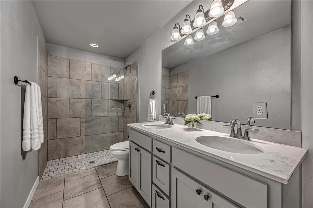 Photo 14 — 10300 Glover River Drive, Yukon, OK 73099