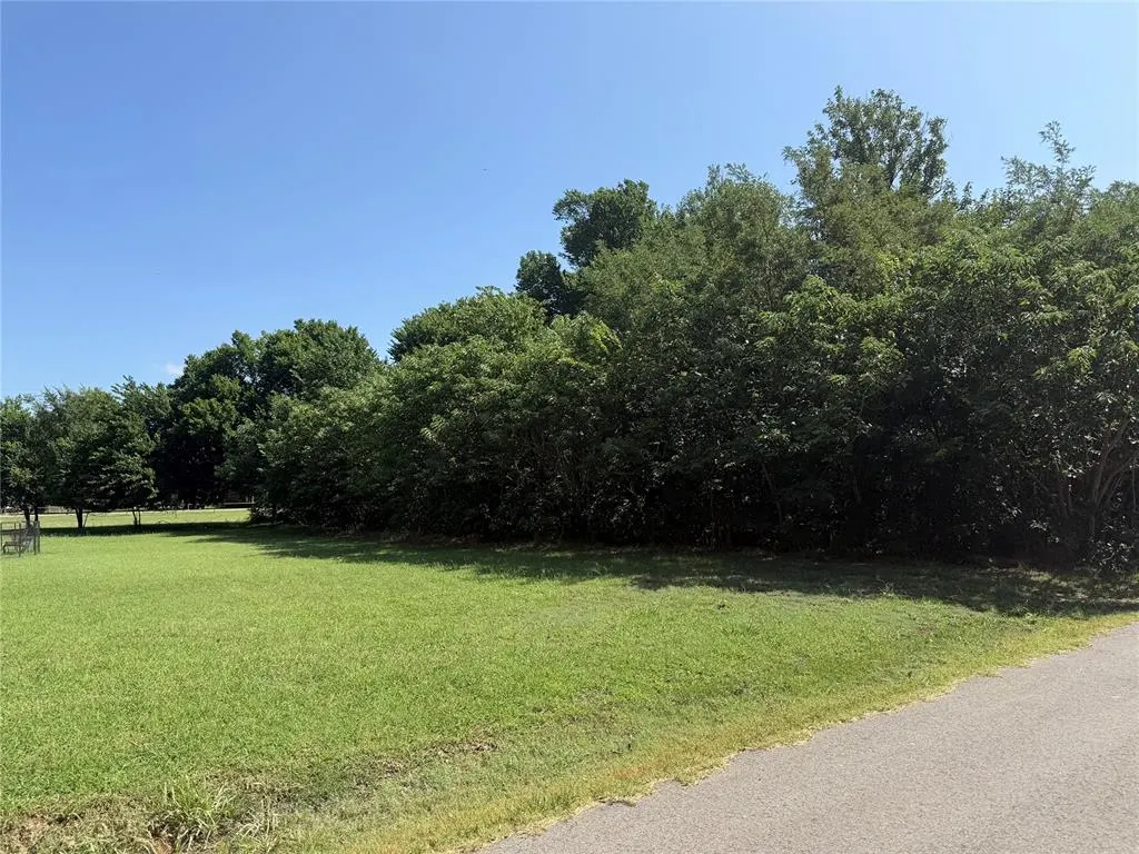 Front exterior — W Washington Street, Crescent, OK 73028