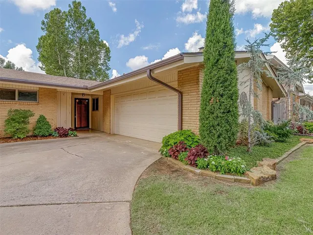Photo 2 — 5012 NW 62nd Terrace, Oklahoma City, OK 73122