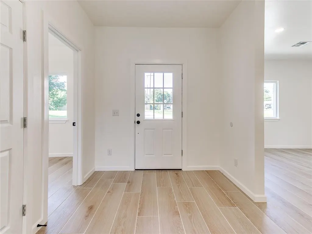 Photo 8 — 9717 NE 10th Street, Oklahoma City, OK 73130