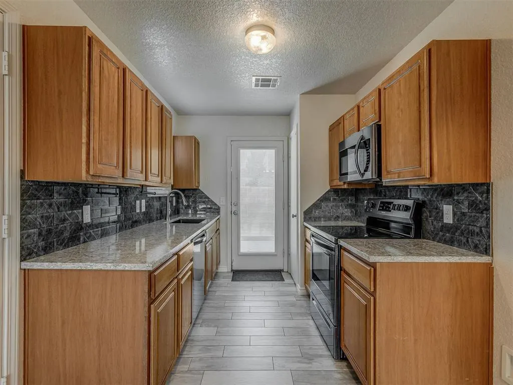 Photo 16 — 9201 Checkerbloom Drive, Oklahoma City, OK 73165