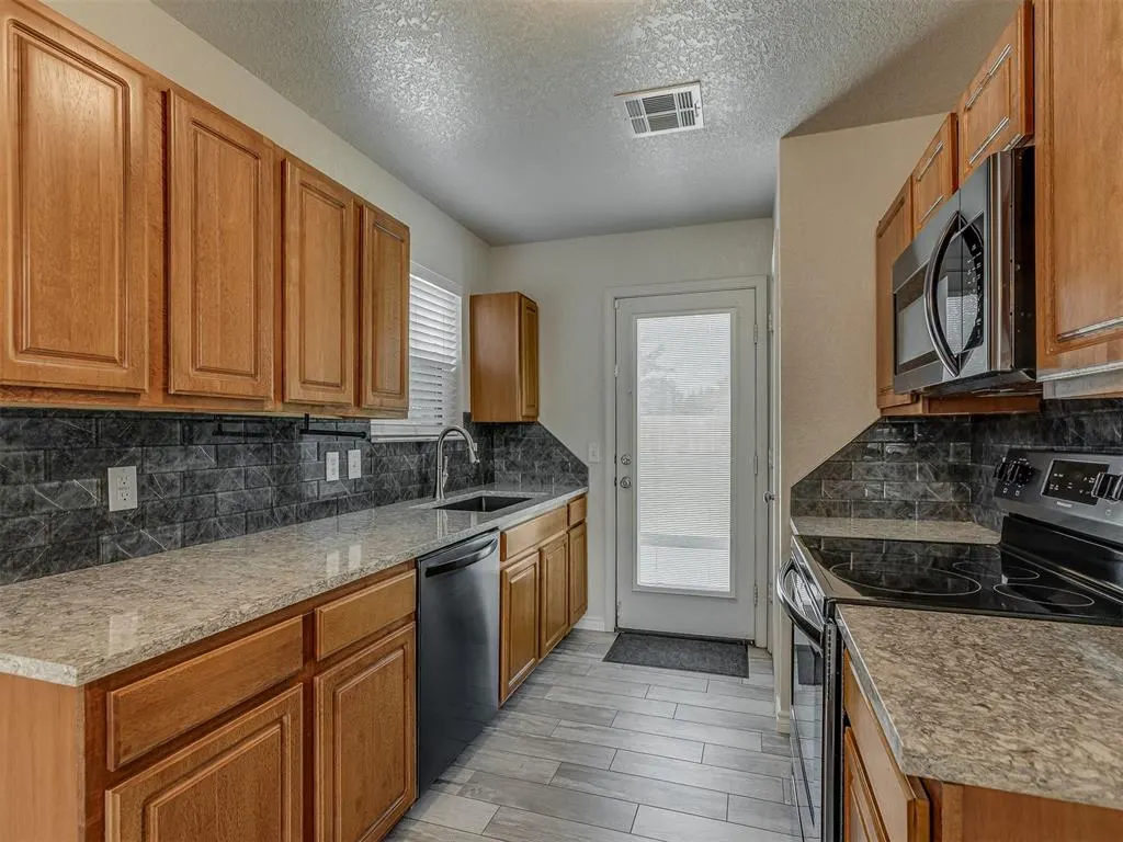 Photo 17 — 9201 Checkerbloom Drive, Oklahoma City, OK 73165