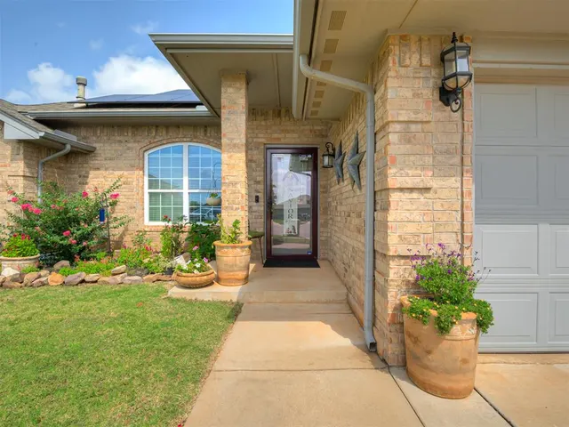 Photo 2 — 2108 Manderly Court, Norman, OK 73026