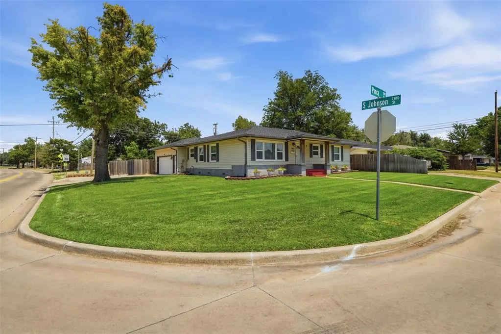 Photo 3 — 1810 Ponca Avenue, Enid, OK 73703