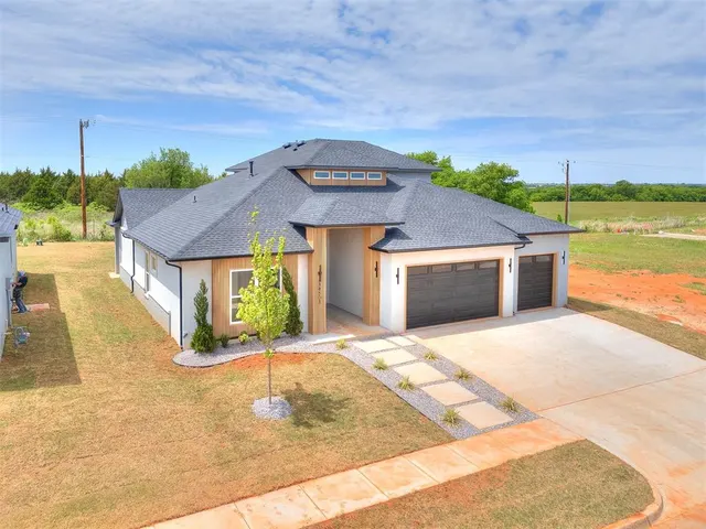 Photo 2 — 14601 Astor Lane, Yukon, OK 73099
