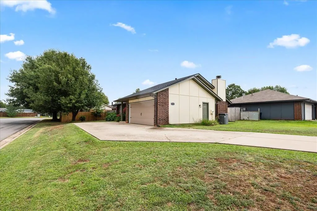 Photo 2 — 12337 Rockgate Drive, Yukon, OK 73099