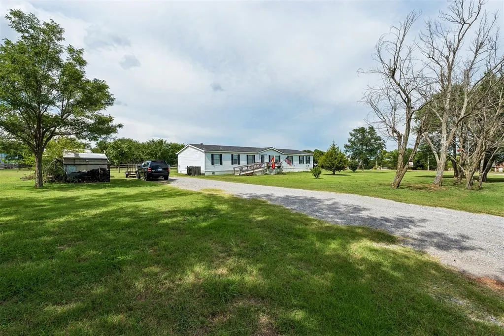 Photo 2 — 2186 County Road 1232 Road, Tuttle, OK 73089