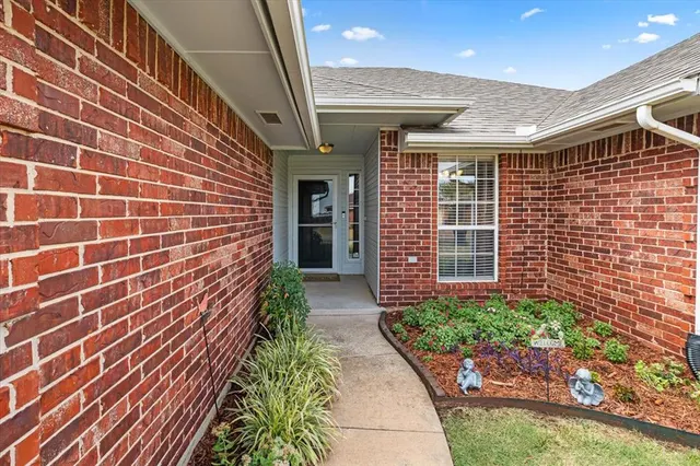 Photo 4 — 10308 Aberdeen Drive, Yukon, OK 73099