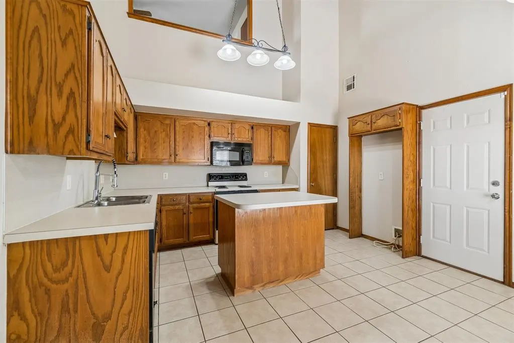 Photo 11 — 1001 SW 24th Street, Moore, OK 73170