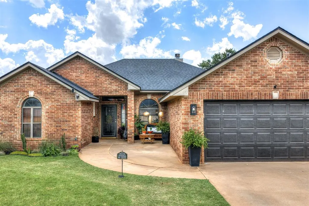 Front exterior — 310 Shale Crest, Clinton, OK 73601