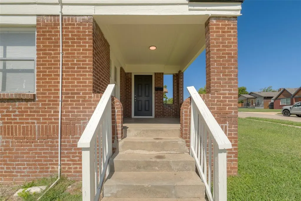 Photo 2 — 1618 NE 11th Street, Oklahoma City, OK 73117