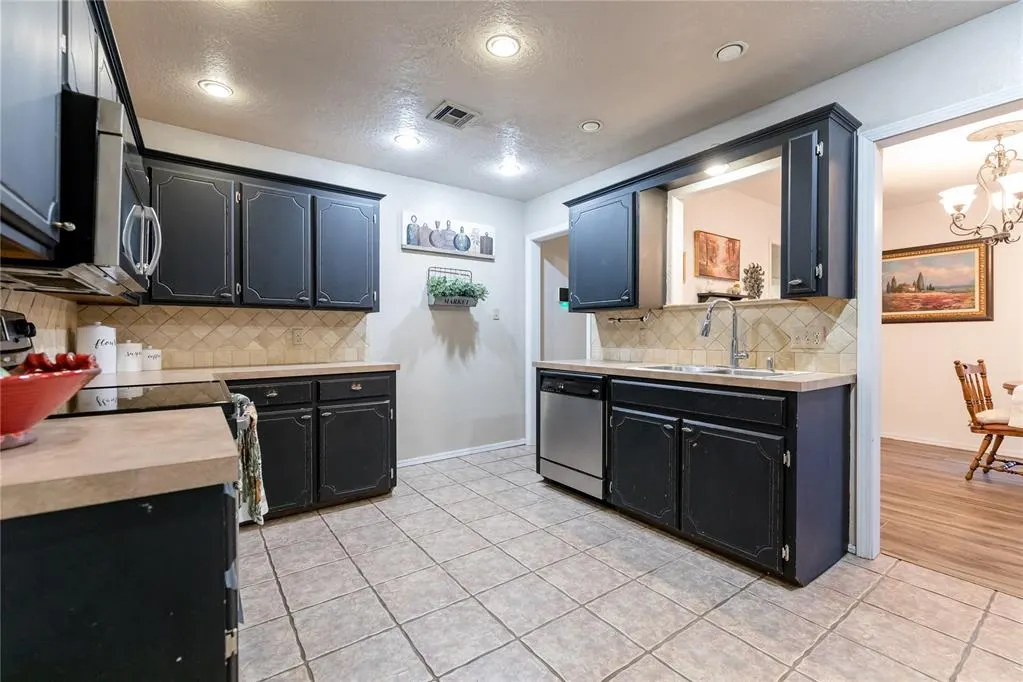 Photo 10 — 909 Jami Lane, Elk City, OK 73644