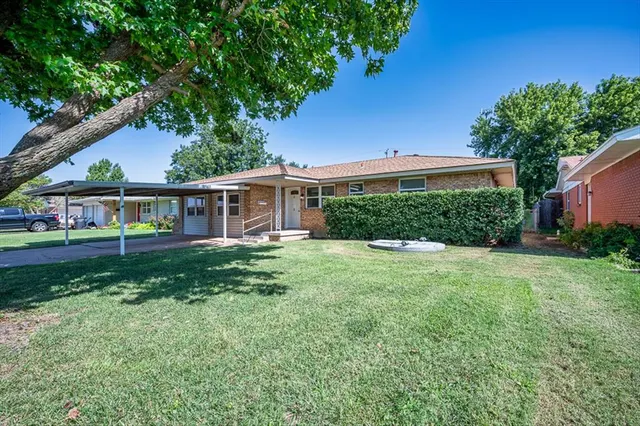 Photo 4 — 125 SW 6th Street, Moore, OK 73160