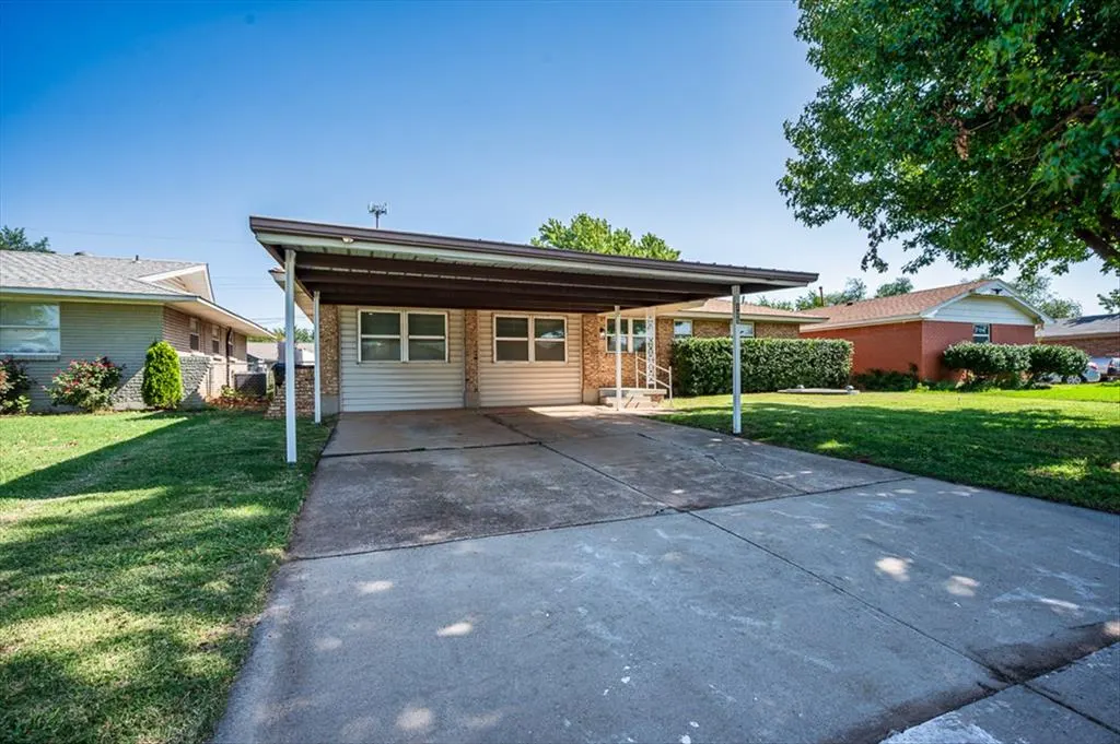 Photo 5 — 125 SW 6th Street, Moore, OK 73160