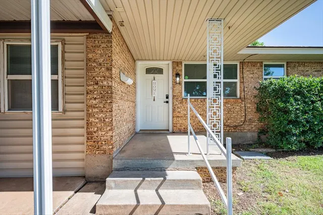 Photo 6 — 125 SW 6th Street, Moore, OK 73160