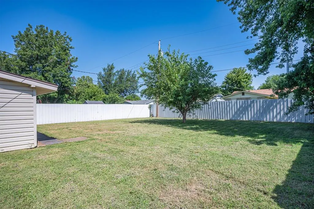 Photo 33 — 125 SW 6th Street, Moore, OK 73160