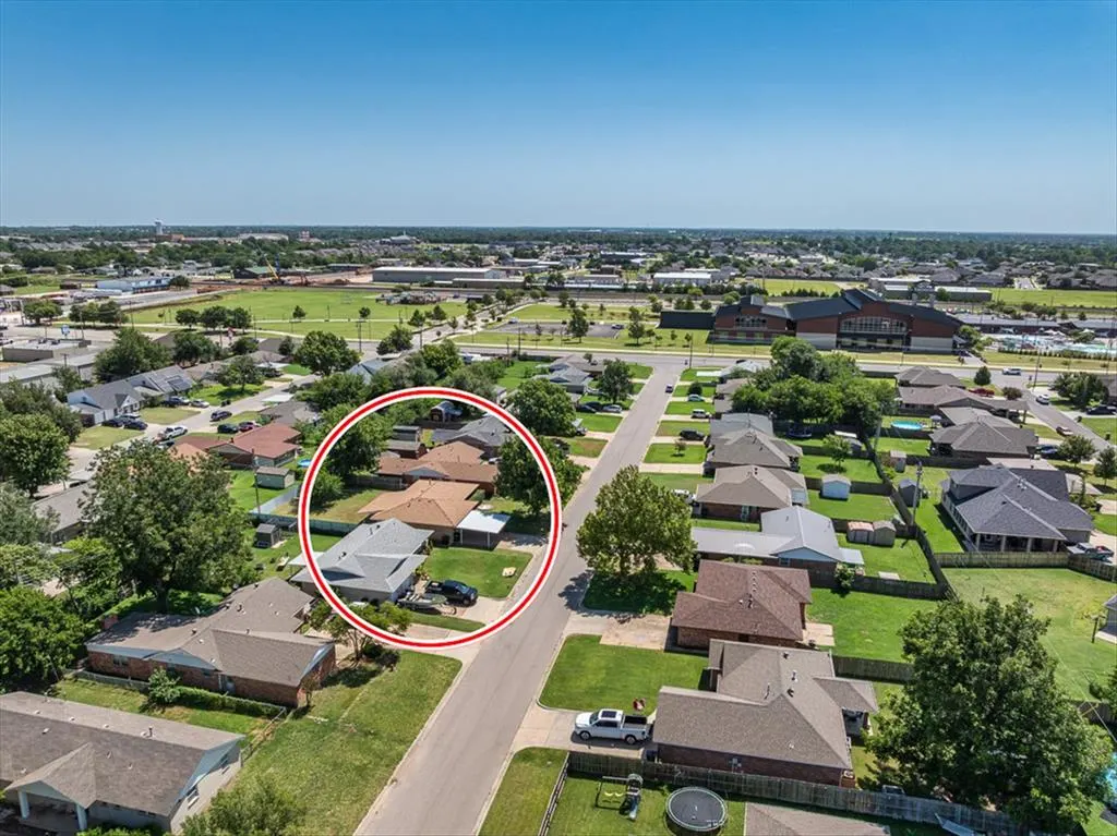 Photo 34 — 125 SW 6th Street, Moore, OK 73160