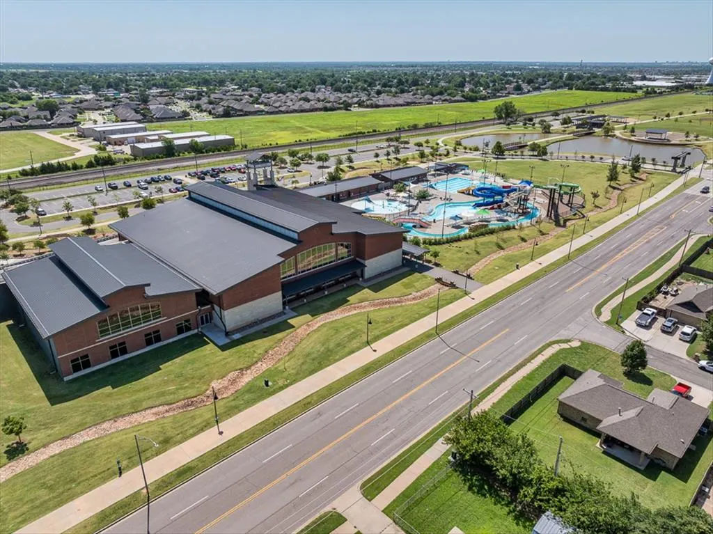Photo 37 — 125 SW 6th Street, Moore, OK 73160