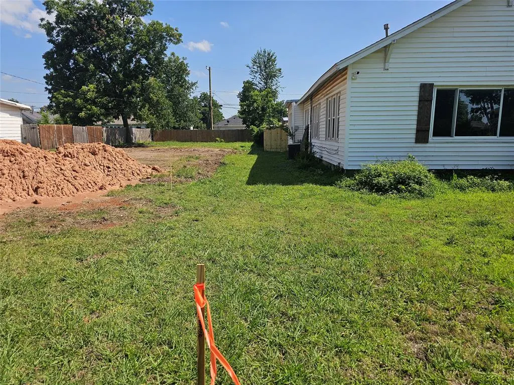 Photo 2 — 125 W Midland Street, Shawnee, OK 74804