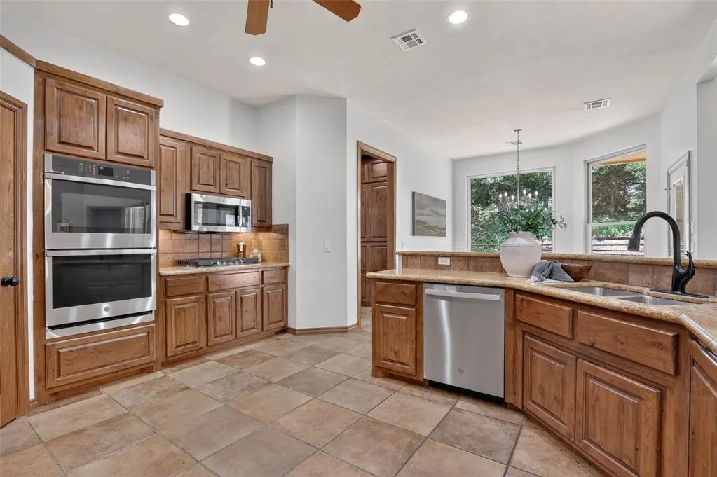Photo 15 — 19416 Redbud Creek Circle, Harrah, OK 73045