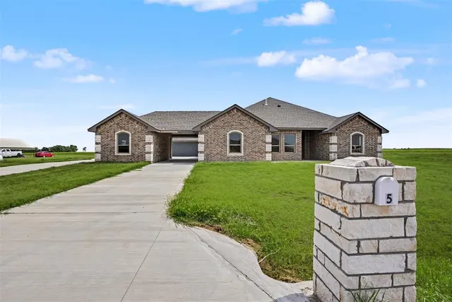 Photo 3 — 5 Old Glory Avenue, Altus, OK 73521