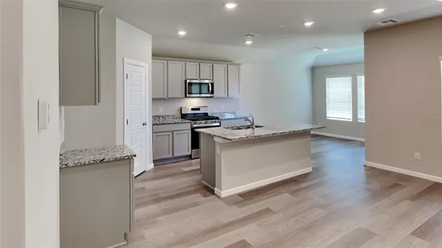 Photo 5 — 10504 SW 41st Place, Oklahoma City, OK 73099