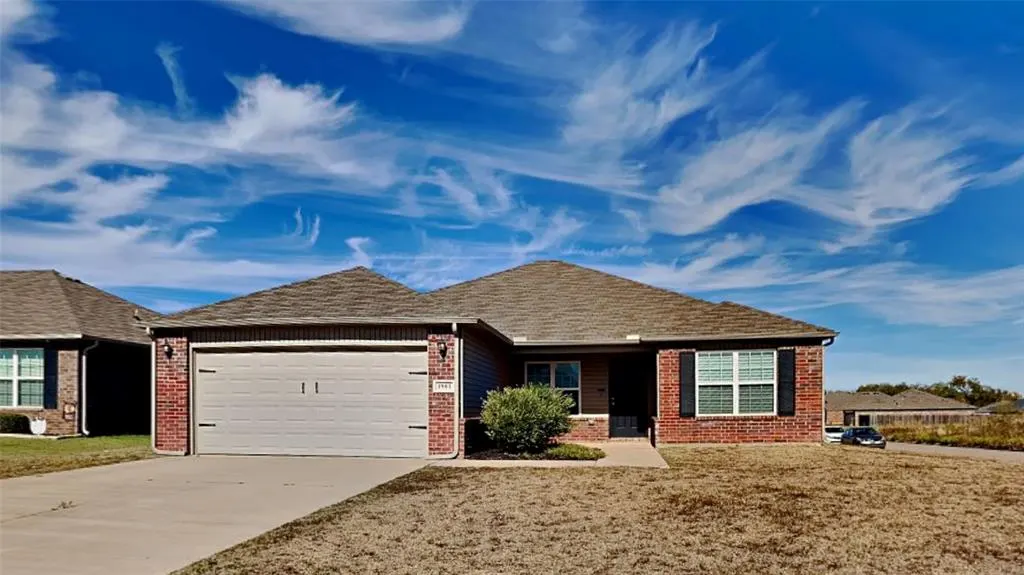 Photo 2 — 1901 W Autumn Way, Mustang, OK 73064