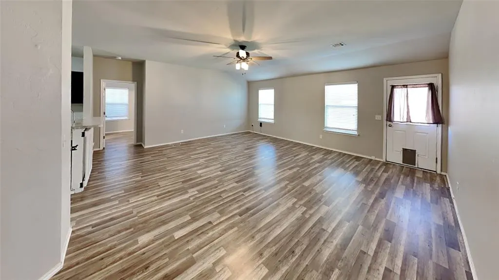 Photo 4 — 1901 W Autumn Way, Mustang, OK 73064