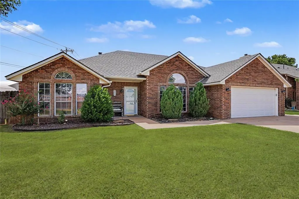 Photo 2 — 904 N Towne Circle, Altus, OK 73521
