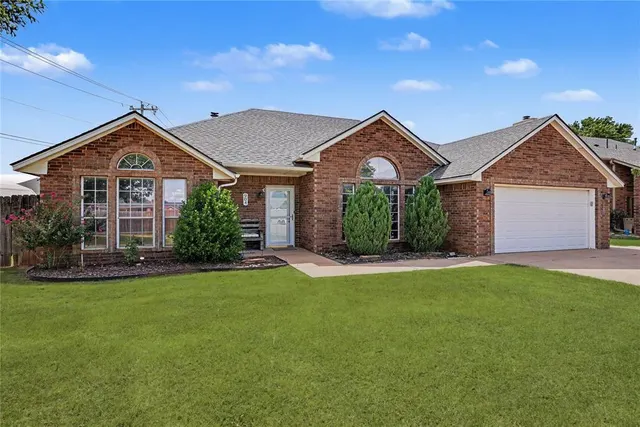 Photo 2 — 904 N Towne Circle, Altus, OK 73521