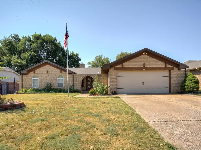 Front exterior — 612 Saint James Place, Yukon, OK 73099