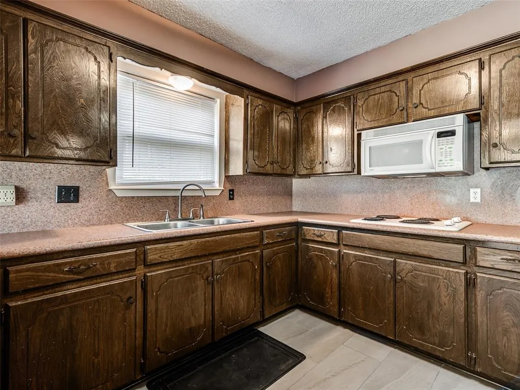 Photo 7 — 612 Saint James Place, Yukon, OK 73099