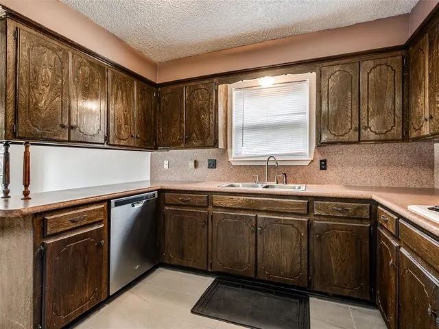 Photo 8 — 612 Saint James Place, Yukon, OK 73099