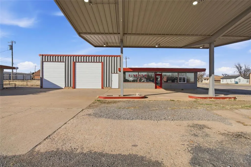 Photo 3 — 101 W 11th Street, Hobart, OK 73651