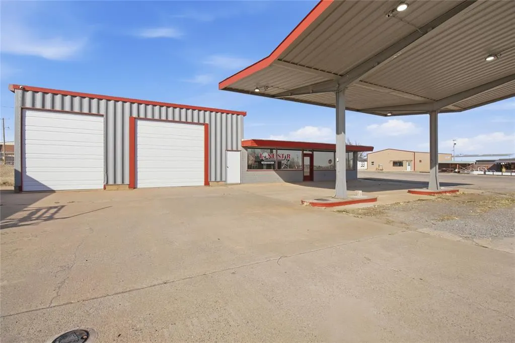 Photo 5 — 101 W 11th Street, Hobart, OK 73651