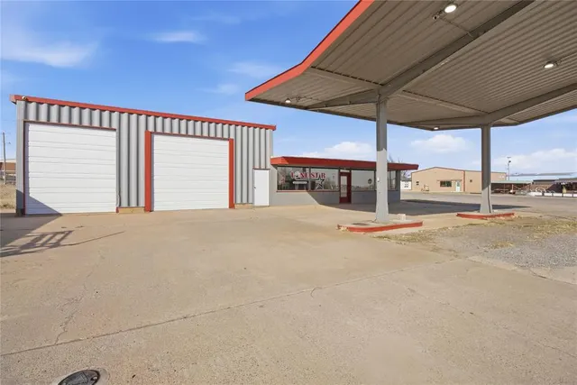 Photo 5 — 101 W 11th Street, Hobart, OK 73651