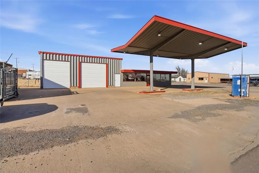 Photo 6 — 101 W 11th Street, Hobart, OK 73651